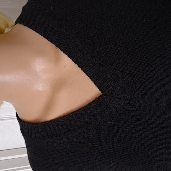 Brooks and Brothers V-Neck Extra Fine Italian Lambswool Long-Sleeve Sweater - Picture 3 of 6